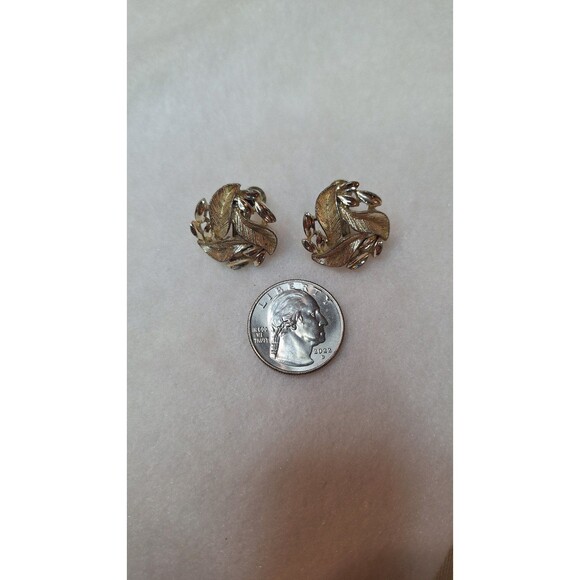 Lisner Goldtone Screw back Vintage Earrings - Picture 7 of 7